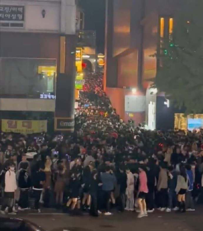 梨泰院陡坡窄巷中發生踩踏事件