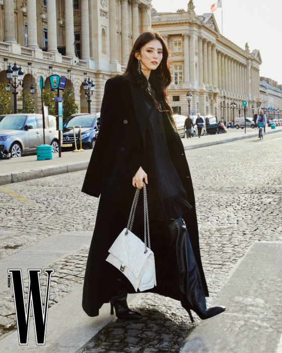 韓韶禧在秀場外的照片