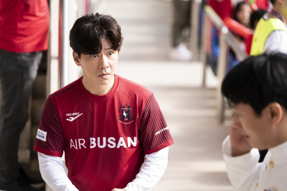 鄭尚勳飾演與恐怖事件同行的獨家採訪記者