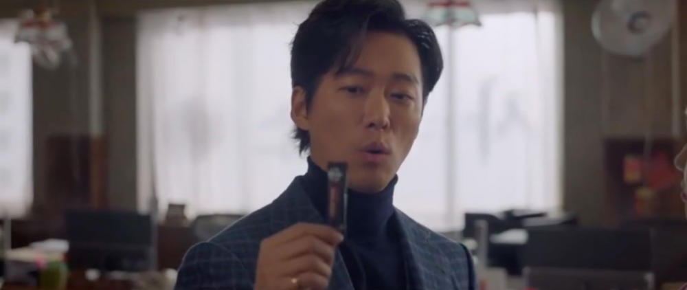 南宮珉故作不小心露出logo