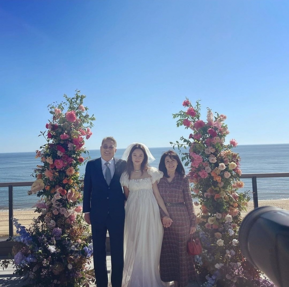 孔曉振上傳婚禮當天與父母合照