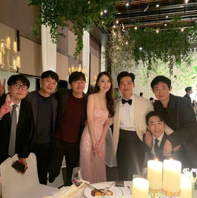 南宮珉夫婦與演員好友們合照