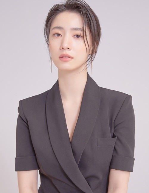 鄭雨妍(柳孝榮)飾演人氣戀愛Youtuber