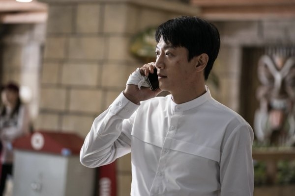 金來沅飾演前海軍潛水艇副艦長