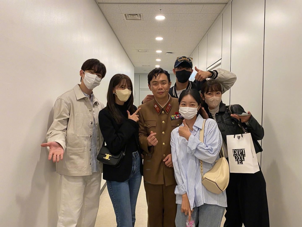 俊昊、潤娥為《King The Land》同劇演員安世河應援