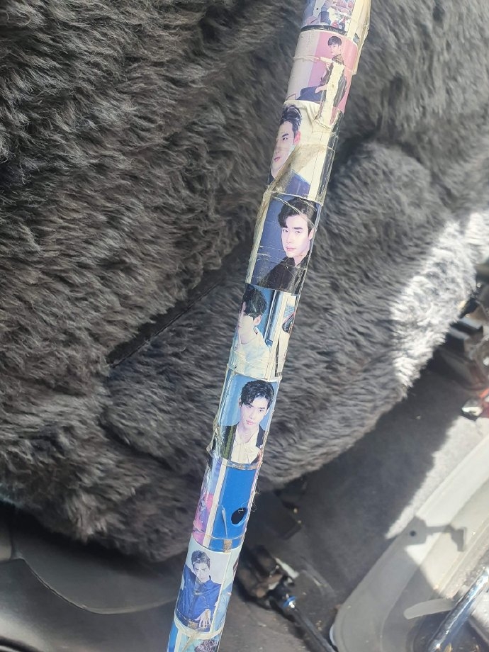 貼滿李鍾碩貼紙的拐杖
