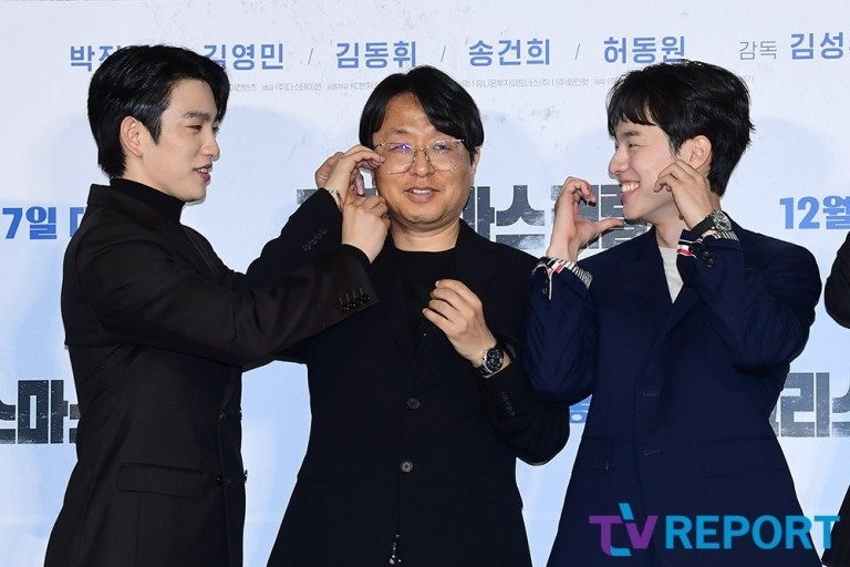 朴珍榮強迫導演一起比臉頰愛親