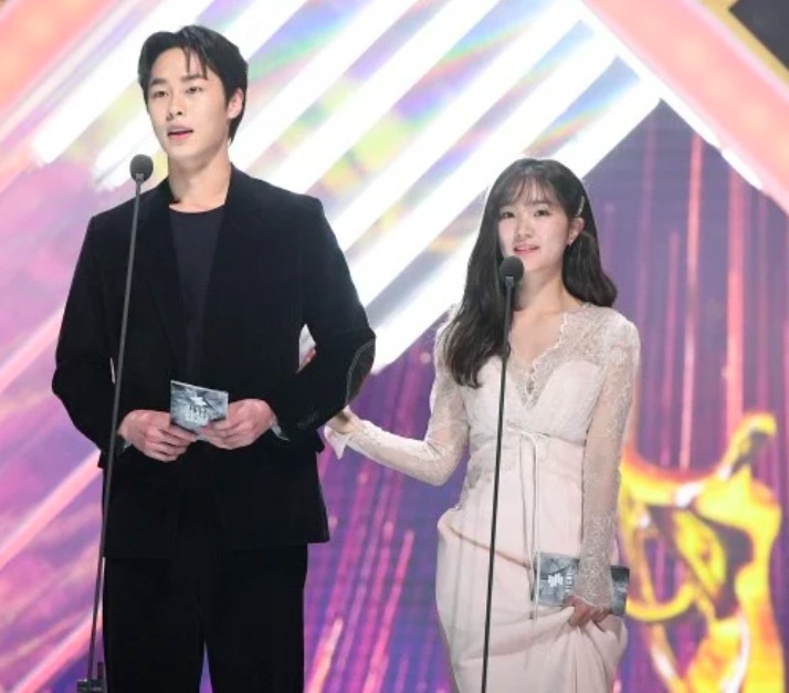 金惠允、李宰旭一起擔任頒獎嘉賓