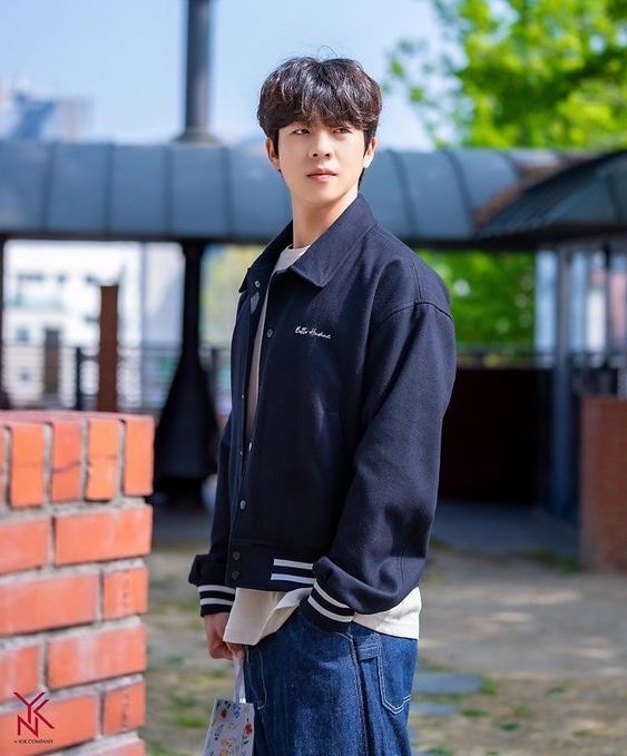 蔡鍾協飾演男主角姜厚英