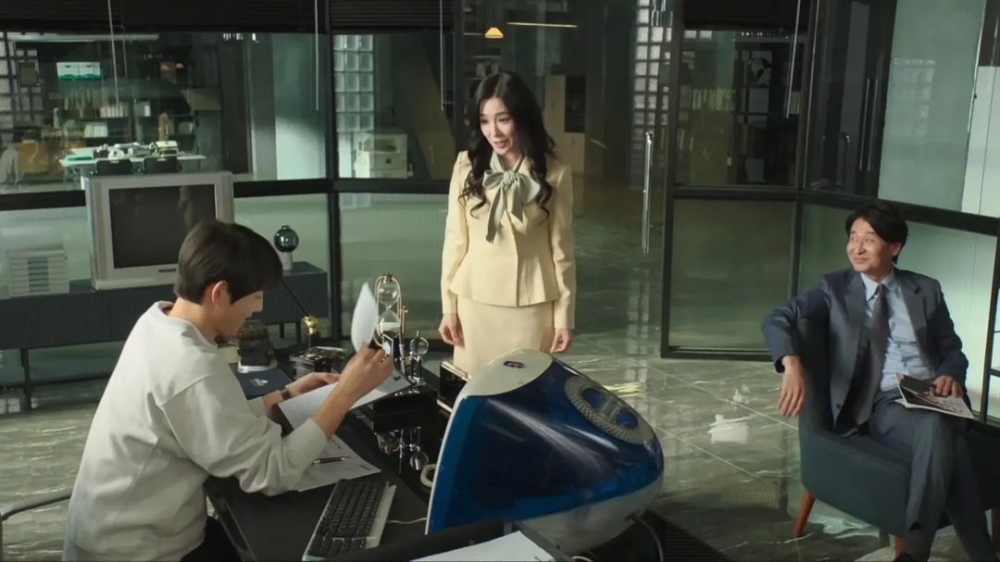 Tiffany飾演華裔美國人，是宋仲基的助手