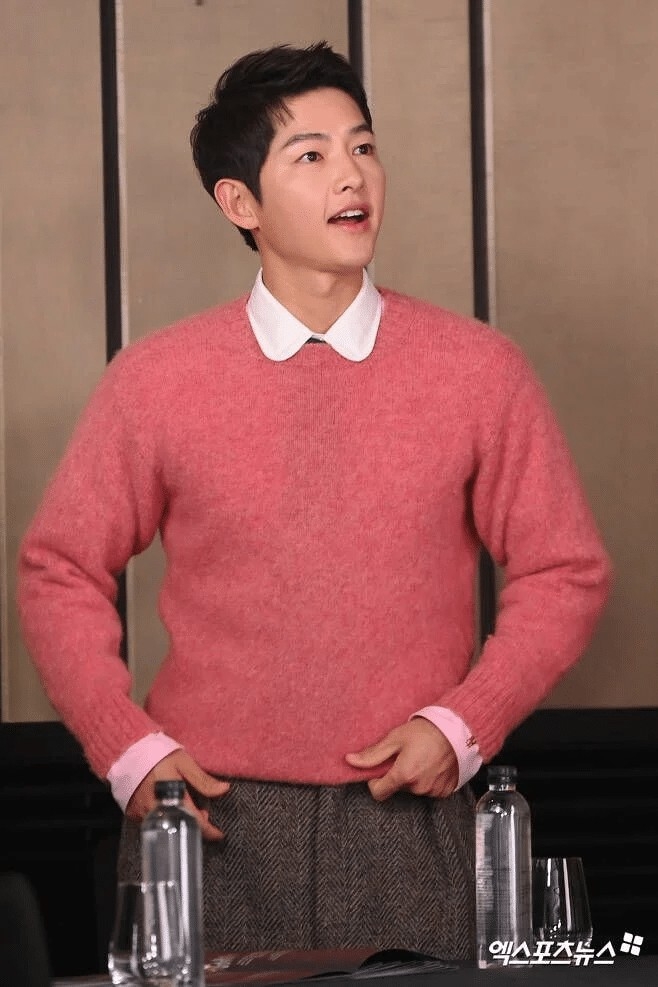 宋仲基發佈會造型引起網友熱議