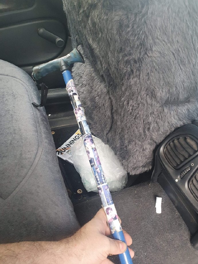 貼滿李鍾碩貼紙的拐杖