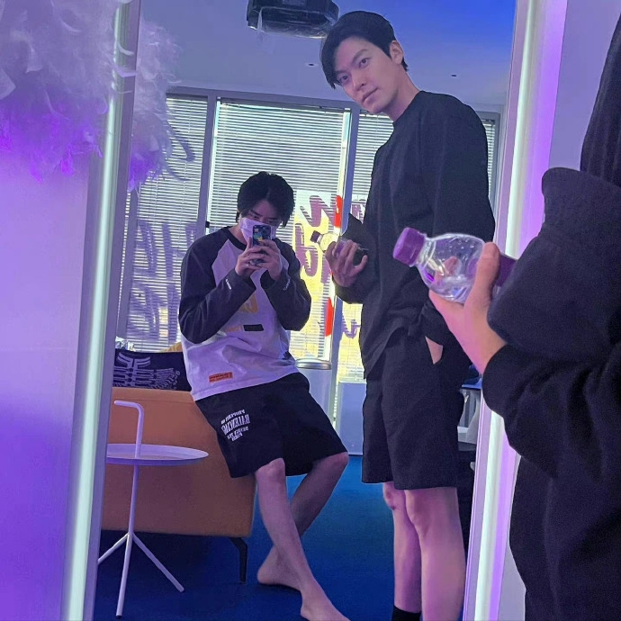 李鍾碩曬出與金宇彬的合照