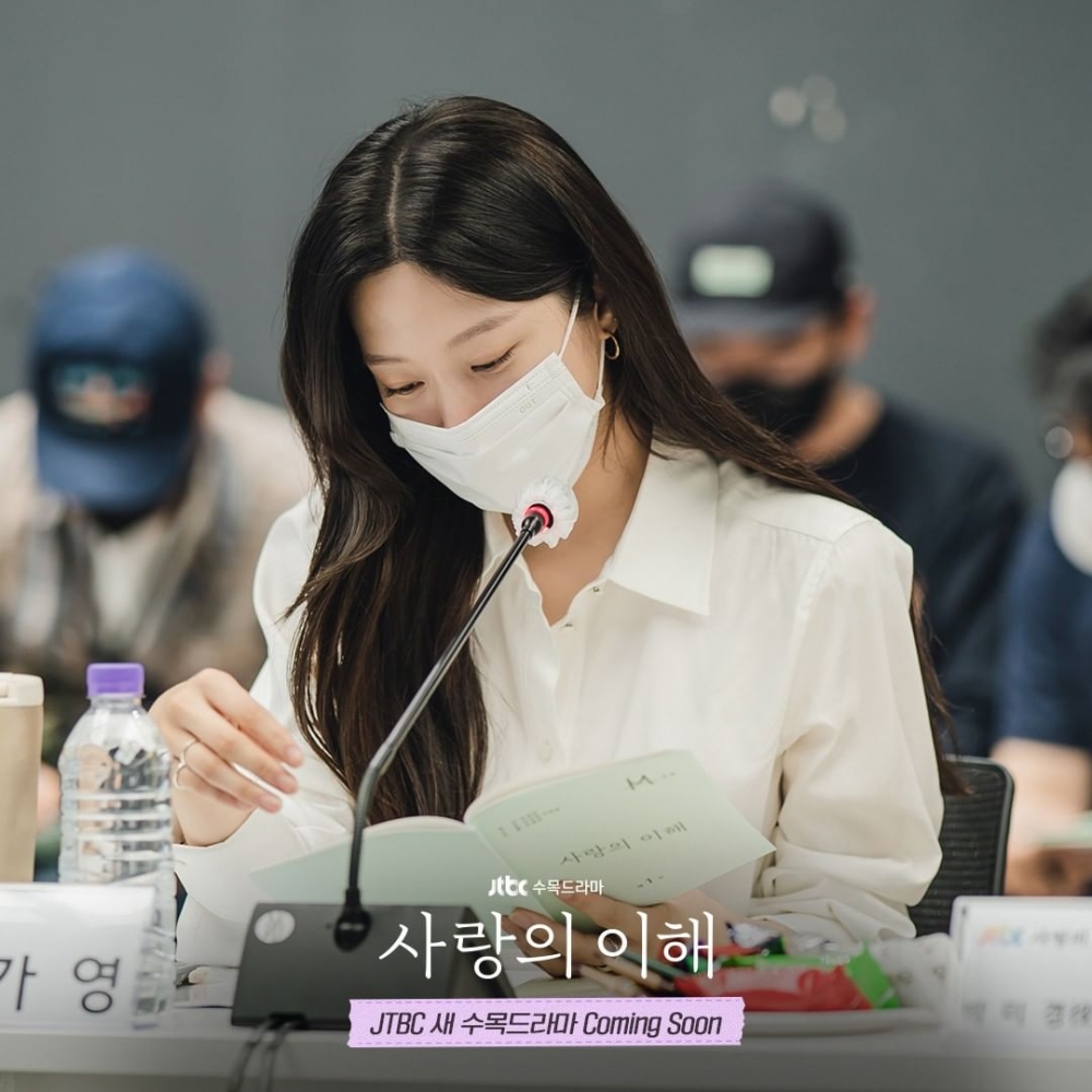 文佳煐飾演安秀英