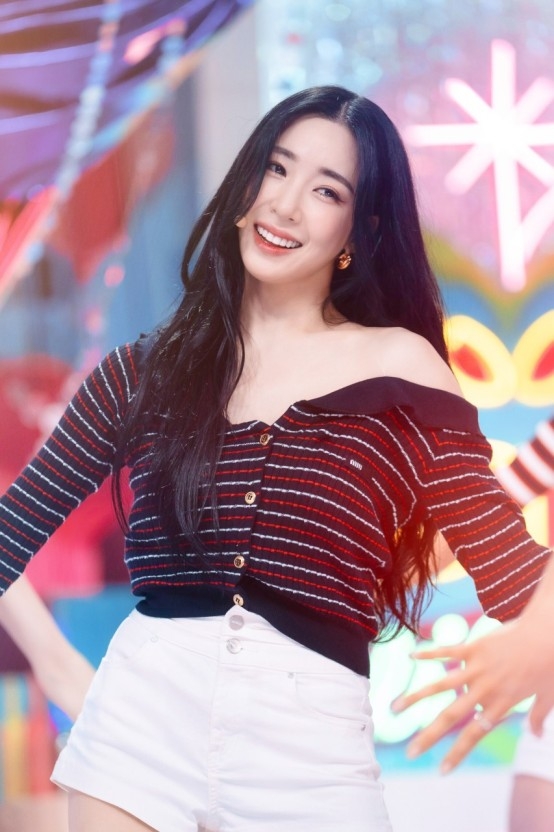 Tiffany2007年以女團少女時代出道