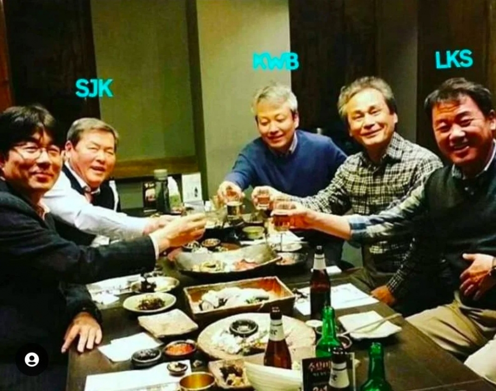 趙寅成、宋仲基、金宇彬、林周煥與李光洙的爸爸們的聚餐合照