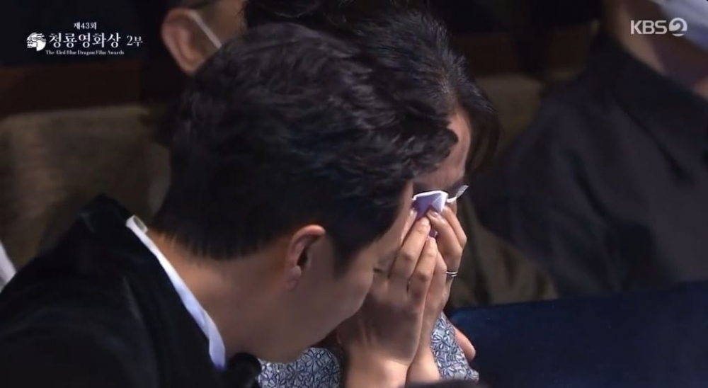 朴海日拍拍肩膀安慰湯唯