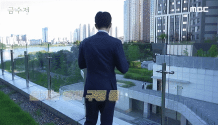 主演在拍攝時,花絮組去找正在等戲的孫宇賢進行採訪