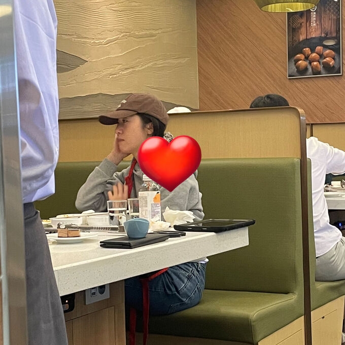 粉絲在火鍋店巧遇鄭秀晶