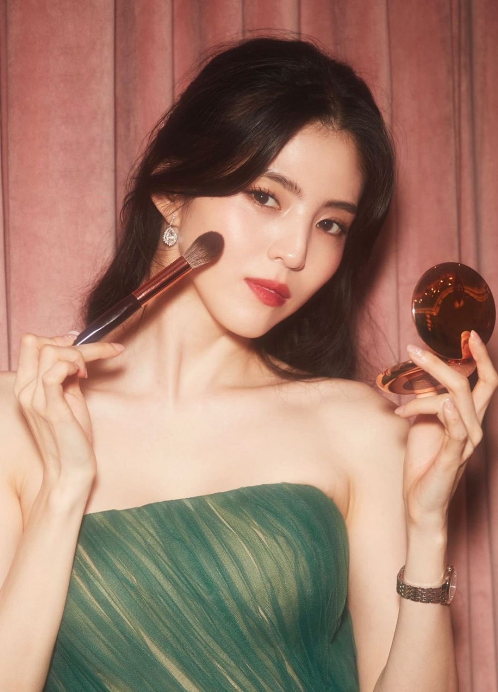 韓韶禧為彩妝品牌Charlotte Tilbury代言人