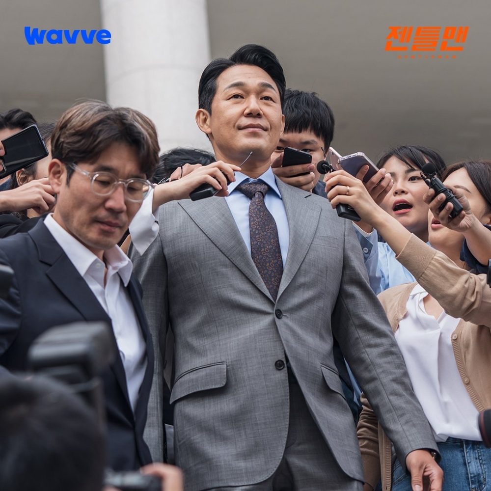 朴誠雄飾演反派貴族檢察官出身的律師事務所代表「權度勳」