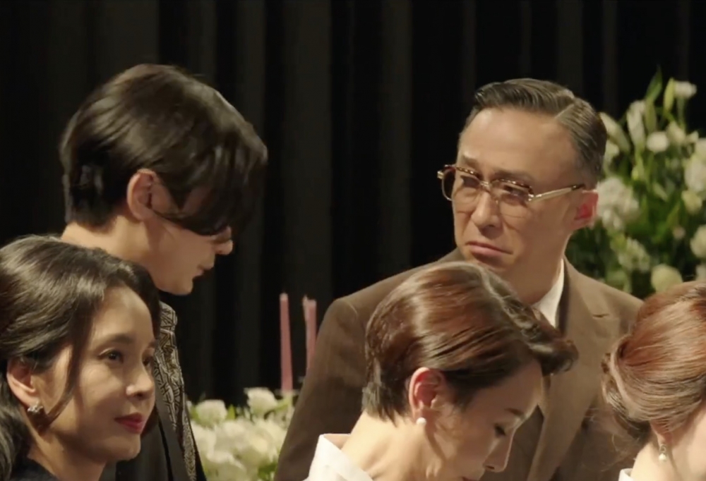 會長爺爺對亨俊的嫌棄眼神XD