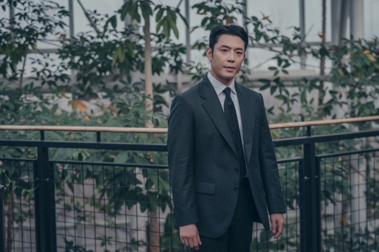 金柱憲在《黑話律師》中飾演市長「崔道河」