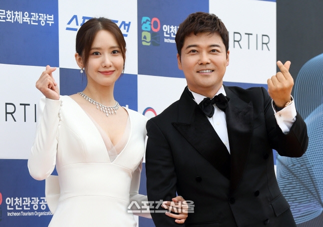 潤娥擔任頒獎典禮主持人