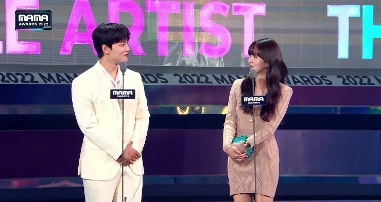 金所泫、呂珍九同台頒獎