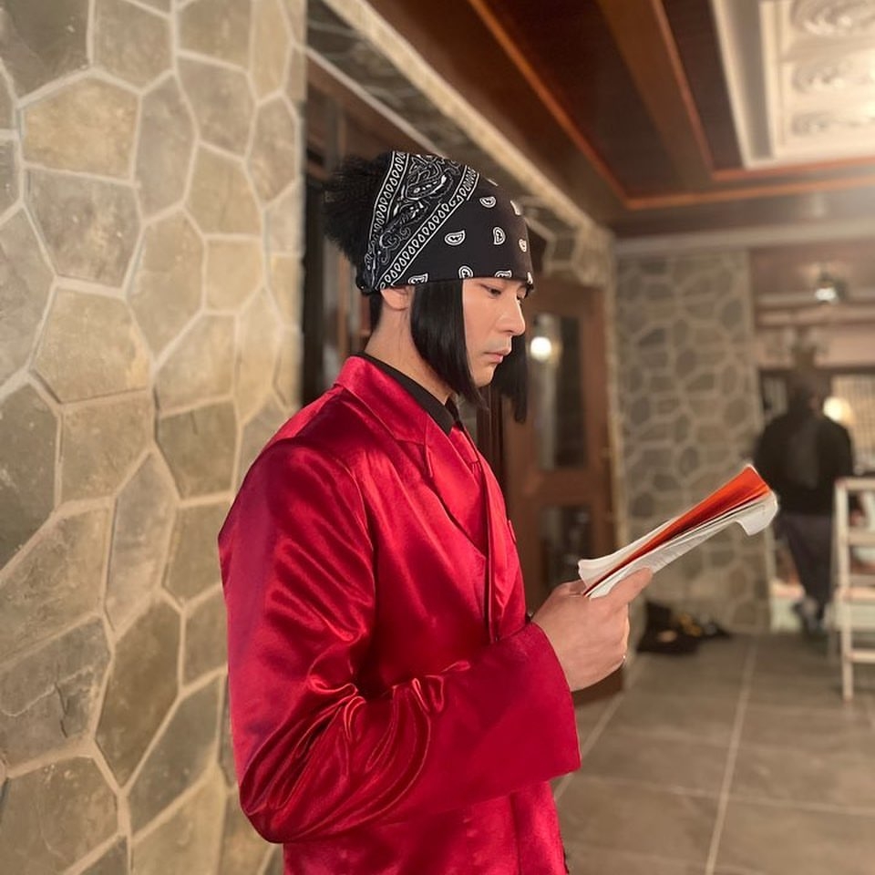 陳亨俊模仿韓國元祖偶像組合H.O.T.隊長文熙俊