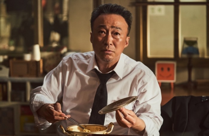 李聖旻在《舊案尋兇》中飾演重案組資深刑警「金宅祿」