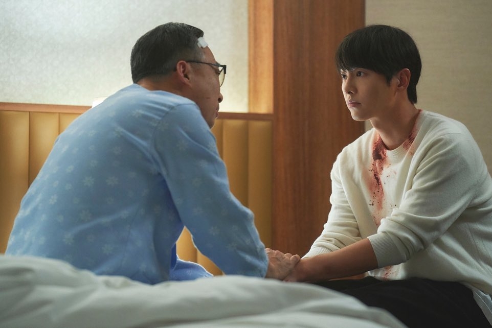 宋仲基曬與李星民的劇照