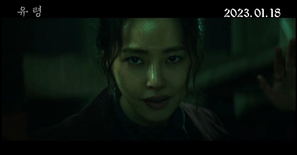 李荷妮飾演通信科職員「朴慈景」