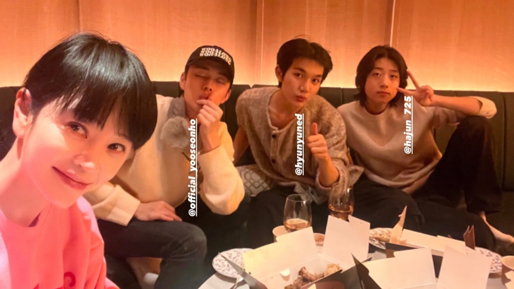 金惠秀與文相敏、尹相鉉、柳善皓、朴賀俊聚會