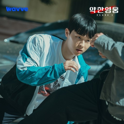 《弱美男英雄》飾演安秀浩