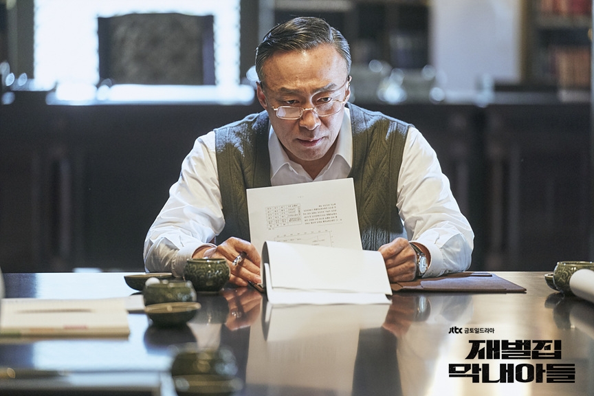 李聖旻飾演陳養喆會長