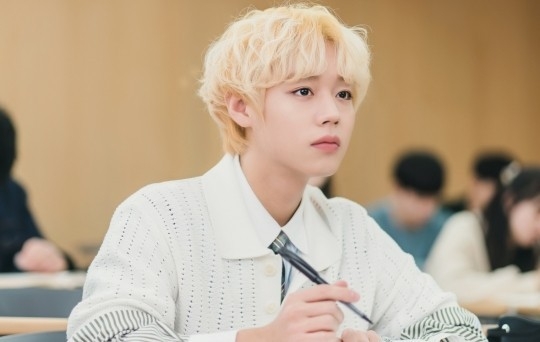 《遠看是蔚藍的春天》飾演呂俊一角