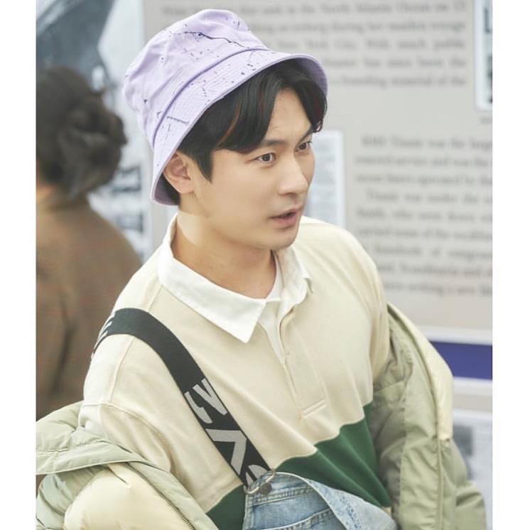 姜基棟飾演男主角的哥哥「陳亨俊」