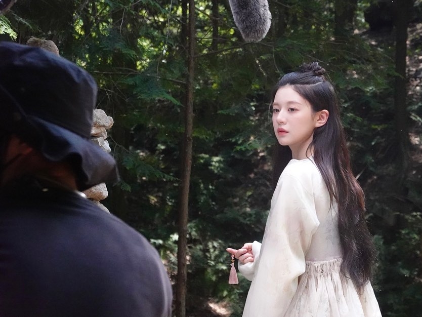 高允貞在《還魂：光與影》中飾演陳復妍/落壽