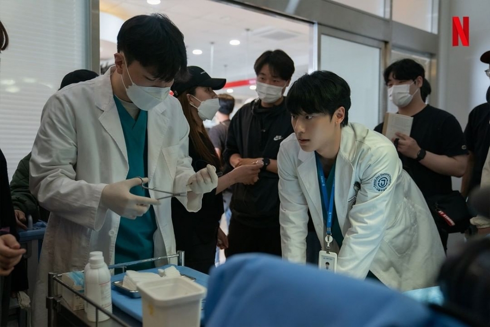 李到晛在《黑暗榮耀》飾演整形外科醫生周汝正