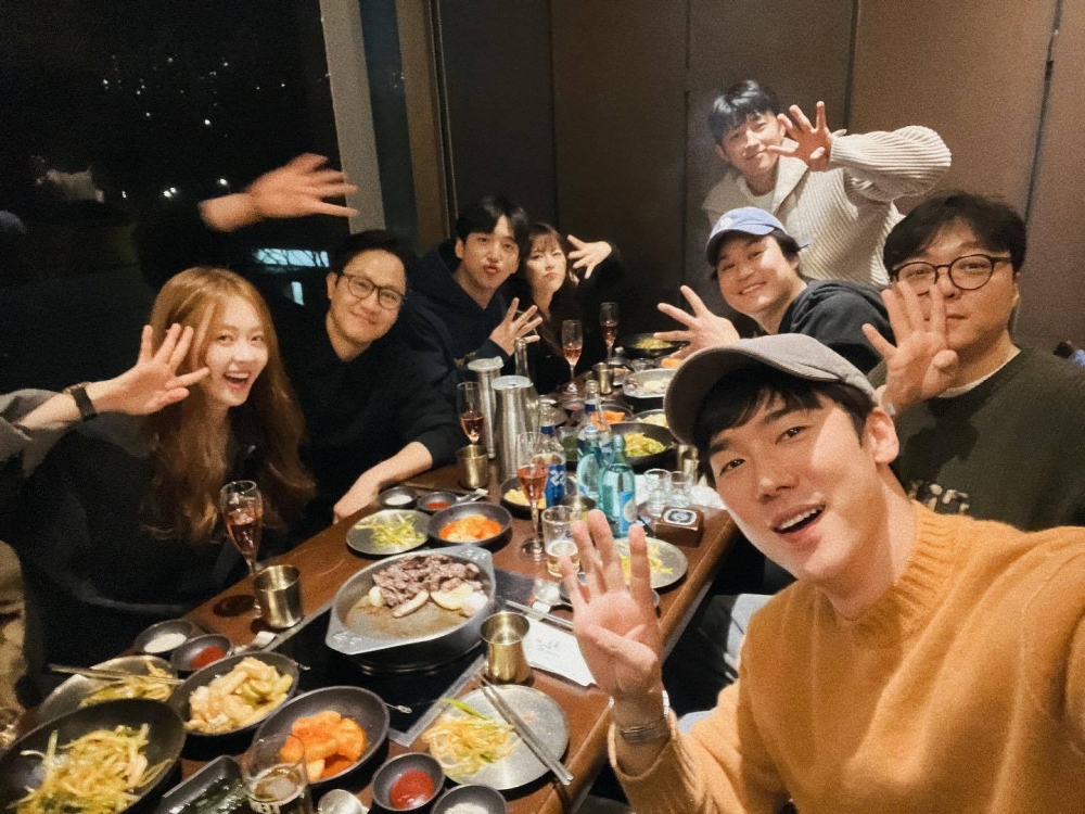 《請回答1994》劇組不久前也聚餐了