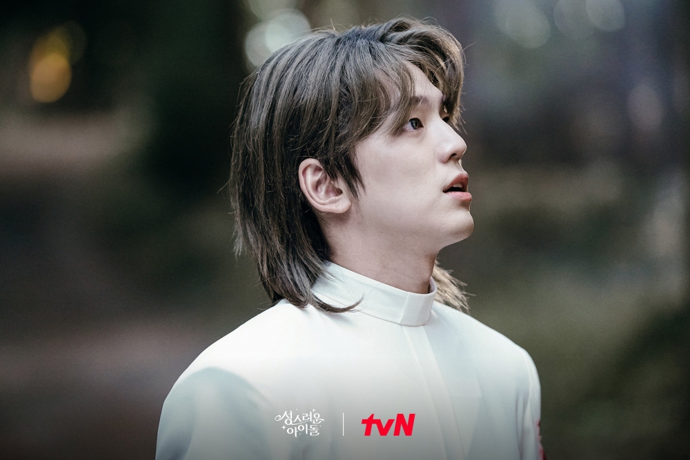 金旻奎一人分飾兩角，飾演「倫布里」大神官