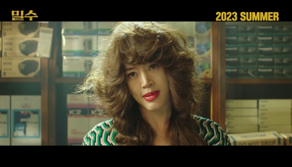 金惠秀金色大波浪卷配上大紅唇的造型引發熱議