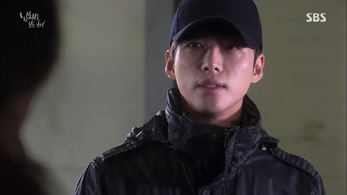 還飾演隱藏著連環殺人犯三重身份