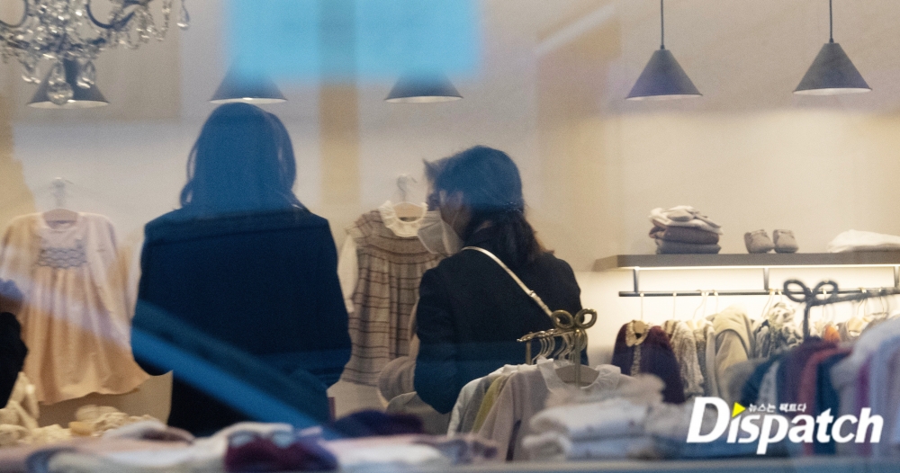 凱蒂與母親一起去逛嬰兒用品店