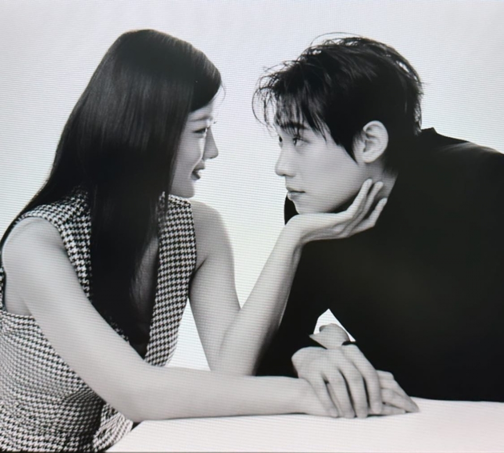 兩人深情對望真的好甜!