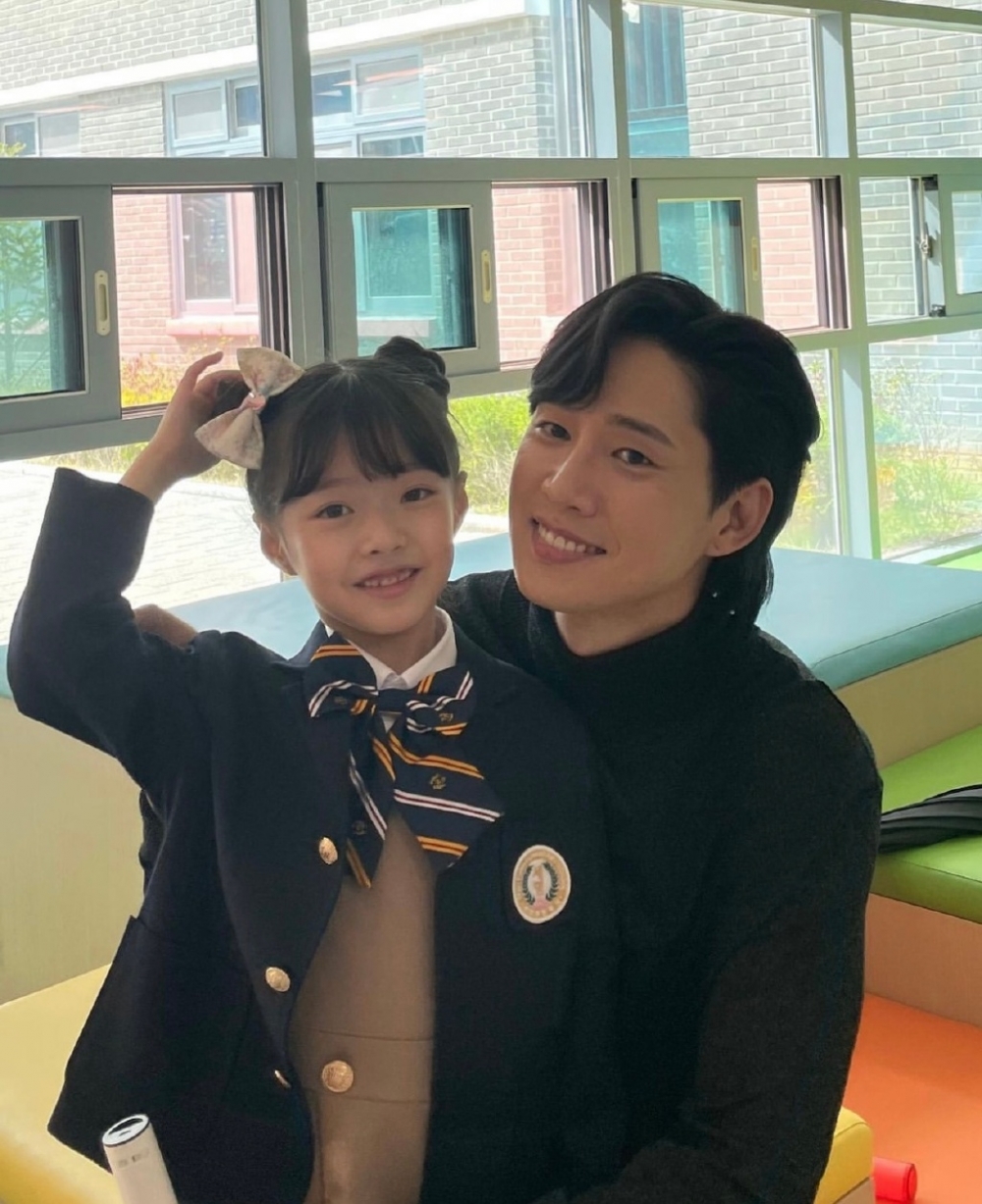 朴成勳上傳與童星演員吳智律的合照