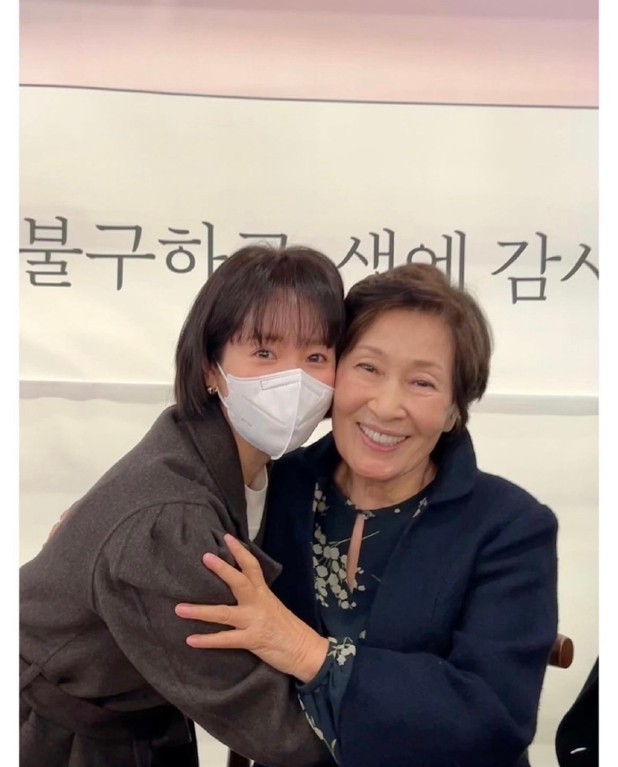 韓志旼驚喜現身金惠子奶奶的自傳簽書會現場