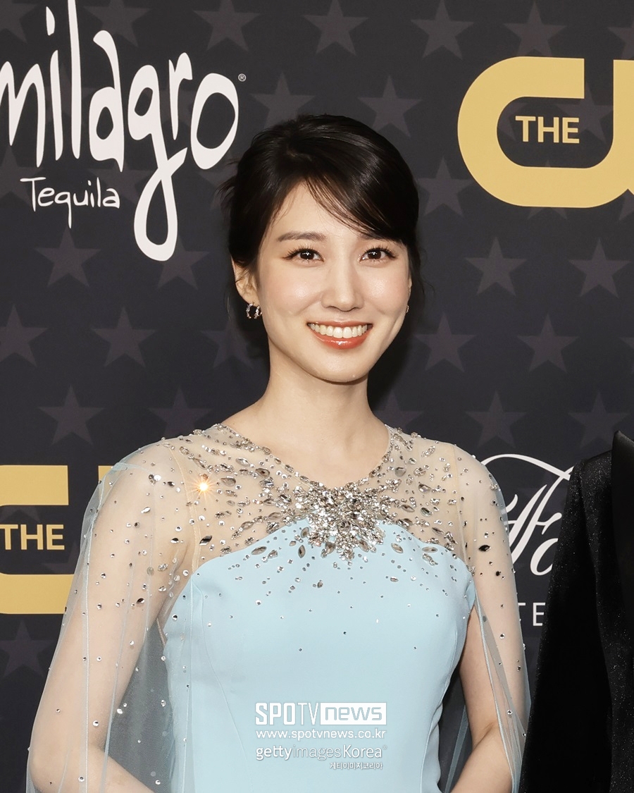 朴恩斌盛裝出席頒獎典禮