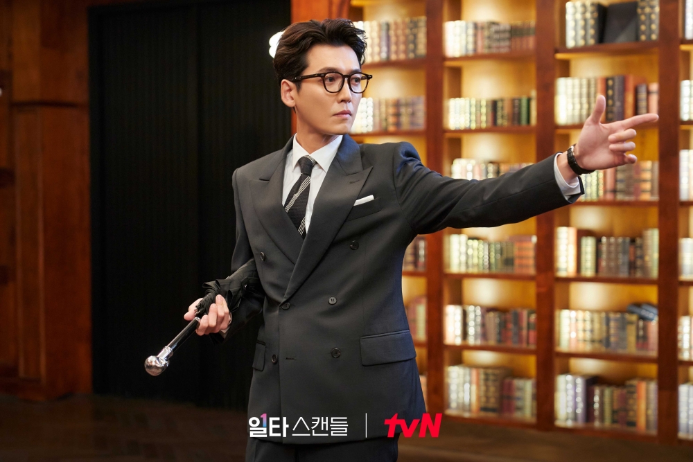 鄭敬淏飾演人氣數學講師「崔直說」